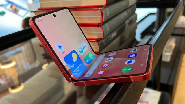 <b>Samsung Galaxy Z Flip8 ar putea dezamăgi la capitolul cameră; Ce spun zvonurile?</b>Scăpările pentru viitoarele telefoane pliabile de la Samsung au început deja de ceva vreme, deci nu surprinde pe nimeni că azi avem detalii despre camera de pe Galaxy Z Flip8. Pe scurt: vor fi o dezamăgire... dacă te aşteptai