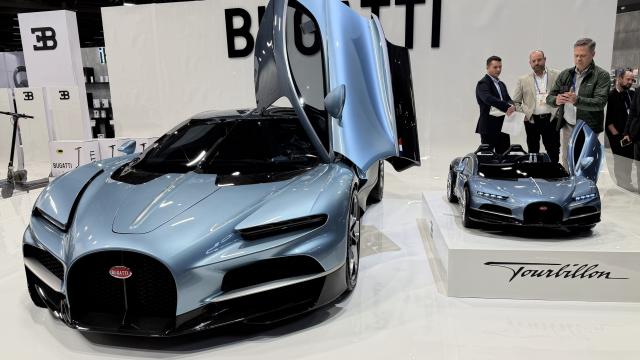<b>Bugatti Tourbillon pentru copii!? Ce trăznaie am văzut la CES 2026</b>Undeva lângă standul celor de la Sony Honda Afeela de la CES 2026 trona mare de tot un Bugatti Tourbillon. Succesorul lui Chiron avea lângă el şi o variantă... pentru copii, care se poate chiar conduce. Le vedeţi mai jos

