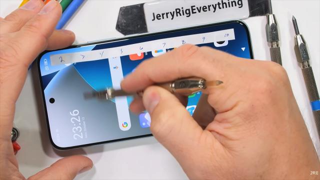 <b>Redmi Note 15 Pro+ trece cu brio testul JerryRigEverything; Durabilitate peste așteptări pentru un midrange (Video)</b>După lansarea globală a lui Redmi Note 15 Pro+, Zack de la JerryRigEverything a pus mâna pe telefon și a început clasicul test de durabilitate. Avem deja o idee asupra rezistenței acestui model, Xiaomi promovând certificările obținute și durabilitatea