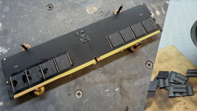 <b>Cineva și-a făcut RAM în garaj, din cauza prețurilor prea mari; Un entuziast a creat un modul DDR5 funcțional</b>Într-o perioadă în care prețurile pentru RAM de generație nouă au explodat, un modder rus cunoscut ca VIK-on a arătat că, dacă ai suficientă răbdare și skill tehnic, poți păcăli piața. Tipul a construit un stick DDR5 de 32 GB pentru desktop folosind