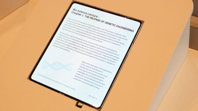 <b>Samsung Galaxy Z Fold8 ar putea folosi această tehnologie pentru a scăpa de pliul vizibil pe mijlocul ecranului</b>Samsung Galaxy Z Fold8 a primit o nouă scăpare astăzi, una care dezvăluie că Samsung ar putea folosi o tehnologie pe bază de laser pentru a scăpa de pliul vizibil al ecranului. Cel mai nou rival al lui Z Fold, Motorola RAZR Fold pare