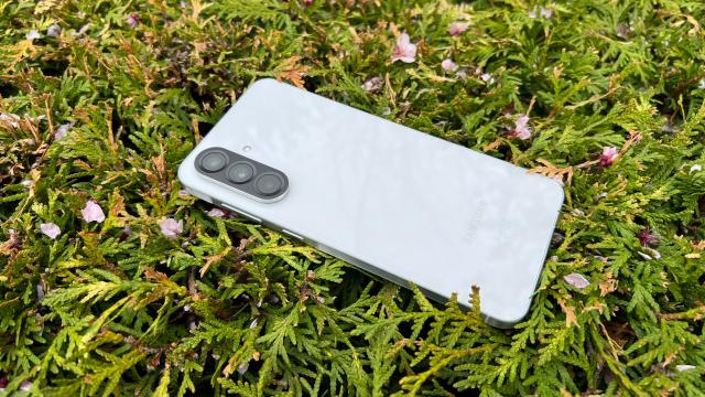 <b>Samsung Galaxy A57 are dotările dezvăluite de certificarea TENAA; Upgrade-uri minore față de A56</b>Primele apariții ale lui Samsung Galaxy A57 se întâmplau prin noiembrie anul trecut, atunci când aveam listări din GeekBench și liste de specificații care indicau zero upgrade-uri de cameră. Acum, telefonul a fost văzut pe site-ul