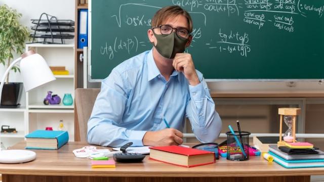 <b>Un profesor german și-a pierdut doi ani de muncă în ChatGPT; n-a făcut backup și totul a dispărut după o setare banală</b>Un profesor de la Universitatea din Köln a pierdut definitiv doi ani de muncă academică după ce a dezactivat opțiunea de consimțământ pentru date din ChatGPT. Marcel Bucher, specialist în științe vegetale, folosea intensiv platforma ca spațiu de lucru