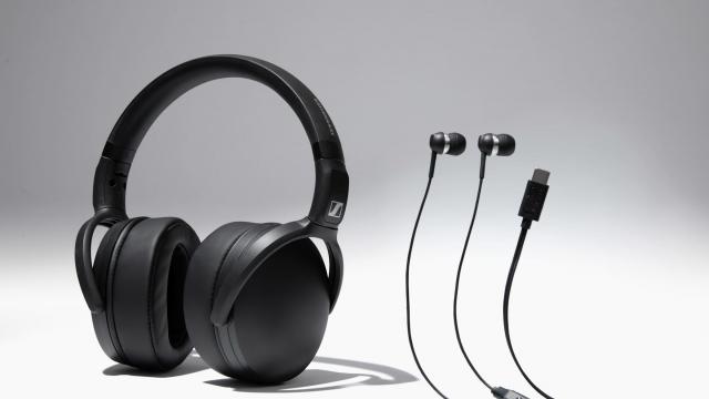 <b>Sennheiser lansează căşti pe fir USB-C şi un model nou de earbuds: CX 80U şi HD 400U</b>Sennheiser tocmai a lansat două noi perechi de căşti, unele on-ear cu cablu USB-C şi unele de tip earbuds. Primele se numesc HD 400U, iar earbuds-urile sunt CX 80U. Avem detalii despre ele mai jos