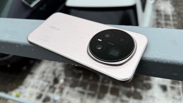 <b>Avem deja detalii despre HONOR Magic9; Ecrane mai mari, ediţie Pro Max</b>HONOR Magic8 Pro tocmai a intrat în magazinele din România, dar între timp deja au început scăpările pentru seria HONOR Magic9. Se pare că vom avea o serie extinsă, care pe lângă Magic9, Magic9 Pro şi Magic9 RSR va include