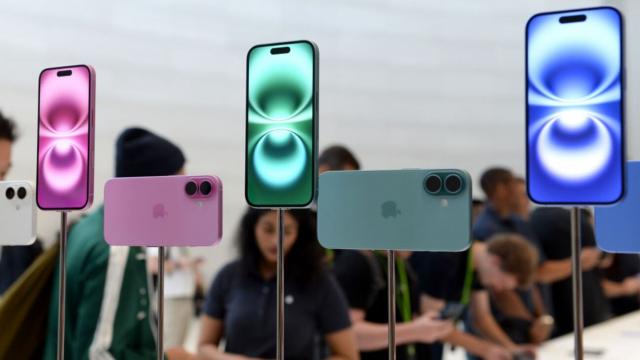 <b>iPhone 16 e cel mai bine vândut smartphone în 2025 la nivel global; Apple ocupă 7 poziții din top 10, iar Samsung ia „argintul”</b>Anul 2025 a fost, fără nicio surpriză, încă un an dominat de Apple și Samsung în topul celor mai vândute smartphone-uri din lume, potrivit datelor Counterpoint Research. Cu iPhone 16 pe prima poziție, Apple a reușit să-și consolideze supremația