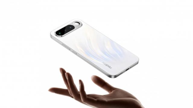 <b>realme 16 a debutat oficial! Smartphone slim cu baterie de 7000 mAh și design inspirat de iPhone Air și Pixel 10</b>Pe realme 16 l-am mai văzut în teasere și leak-uri în trecut, dar iată că el a debutat oficial în Vietnam. E un model accesibil ce vine după versiunile Pro și Pro+ din serie. Iese în evidența prin noul „Air Design”, care amintește de iPhone Air