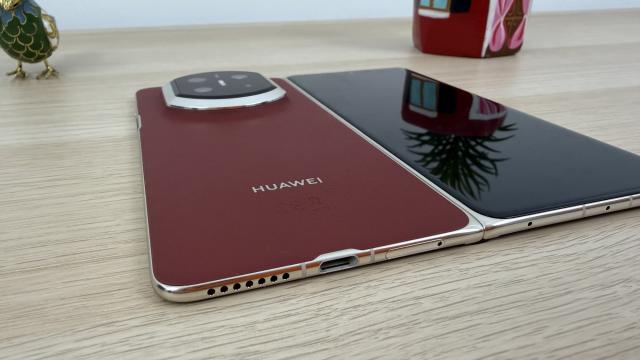 <b>Huawei Mate X7: Baterie peste rivali şi predecesor, mai mult la utilizare continuă</b>Huawei Mate X7 aduce un mic salt de capacitate a bateriei, faţă de predecesor. Văd că în China apare cu baterie de 5600 mAh, dar la noi a venit cu 5300 mAh, iar capacitatea nominală e de 5170 mAh. Deci nu e chiar aşa mare saltul de la 5110 mAh pe Mate X6