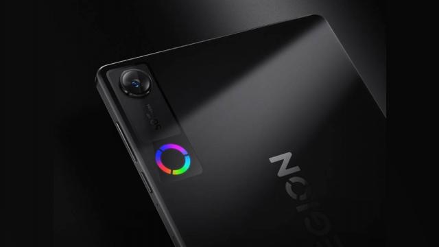 <b>Lenovo Legion Y700 (2026) apare în teasere oficiale! Tableta compactă de gaming vine curând cu procesor Snapdragon 8 Elite Gen 5</b>Lenovo a început oficial teasing-ul pentru Legion Y700 (2026), următoarea variantă a tabletei sale compacte de gaming. Noul model vine pe alb sau negru și păstrează liniile de design ale modelelor anterioare. Apare însă un detaliu interesant