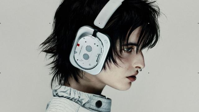 <b>Nothing Headphone (a) vor fi următoarele căşti on ear ale companiei; Ce ştim despre ele?</b>Nothing a confirmat recent că nu va lansa vreun telefon flagship în 2026, axându-se în schimb pe modele entry level sau midrange. O scăpare nouă pare a indica faptul că Nothing e gata să anunţe o pereche de căşti over ear