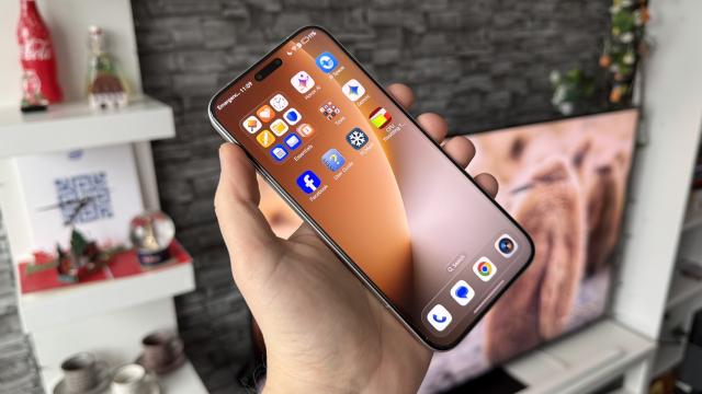 <b>HONOR Magic8 Pro: Software, AI, aplicaţii - AI evoluat, DeepFake Detection, Magic Portal clasic</b>MagicOS 10 de pe HONOR Magic8 Pro continuă direcția deja asumată de companie: o interfață foarte personalizabila, tot mai apropiată de iOS 26 prin modul în care tratează transparențele, iluminarea dinamică și fluiditatea animațiilor