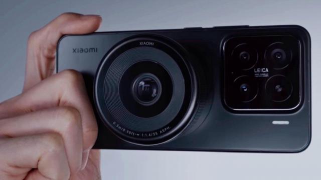 <b>Xiaomi lucrează la un modul foto ataşabil la smartphone şi îl va produce în masă</b>Xiaomi vrea să aducă publicului de masă acele accesorii foto ataşabile la smartphone, văzute până acum mai mult ca un produs de nişă. Xiaomi Modular Optical System practic adaugă un senzor de DSLR la un telefon, cu diafragmă 
