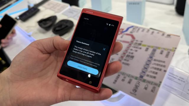 <b>Am pus mâna pe Vasco Translator Q1, aparatul de tradus cu care te descurci în orice ţară; Îţi clonează şi vocea! (Video)</b>Prin periplul meu pe la CES 2026 am nimerit şi la standul celor de la Vasco, o companie poloneză specializată pe gadgeturile de traducere. Flagship-ul lor actual este Vasco Translator Q1, subiectul acestui clip. Ce m-a frapat e că îmi place clona inclusiv