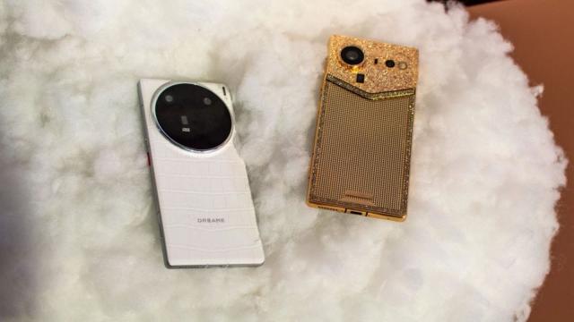 <b>Dreame prezintă 3 telefoane mobile cu care vrea să atace piaţa; Unul are bling-bling!</b>Dacă m-a uimit supermaşina Dreame de la CES 2026, poate şi mai uimitor e că producătorul de electrocasnice atacă la baionetă segmentul smartphone. Mai precis, a prezentat recent teasere pentru 3 telefoane mobile. A ţinut un eveniment în Polonia în urmă