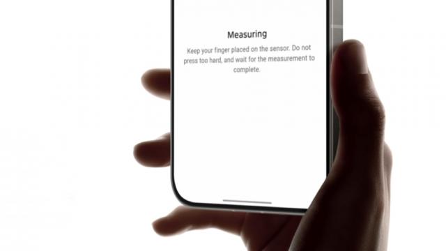 <b>Butonul de cameră nu mai e la modă! Infinix aduce senzor de puls și SpO2 pe smartphone-ul Note 60 Pro</b>Era 9 februarie atunci când sosea primul teaser pentru Infinix Note 60 Pro și iată-ne acum la 9 zile distanță cu telefonul proaspăt lansat. Nu impresionează prin cine știe ce dotări, dar are aspecte prin care iese în evidență