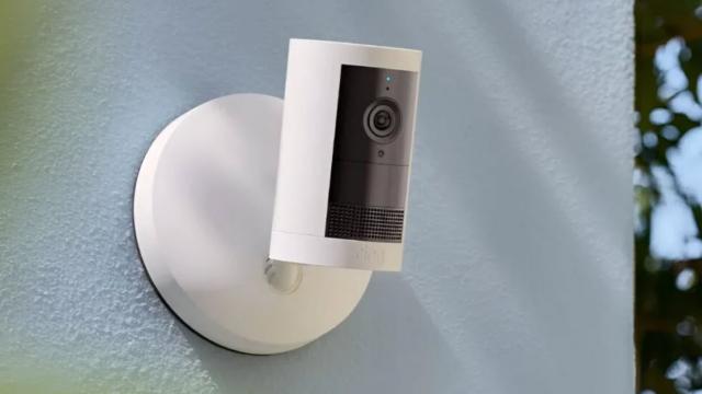 <b>Amazon vrea să devină Big Brother care "previne criminalitatea" în cartier prin camere Ring</b>Amazon a prezentat la Superbowl o reclamă pentru camerele sale de securitate Ring, promovând faptul că ele urmăresc animalele de companie în faţa casei, prin funcţii noi de tracking. Acum se pare că există potenţialul de a prelua controlul 