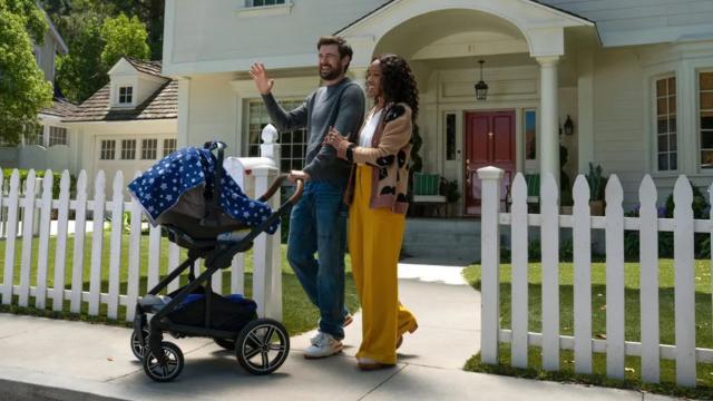<b>The Burbs Review: o comedie ușoară care te face să te întrebi "cine a comis-o?" </b>Eram în căutarea unui serial care să vină că o pătură caldă peste tine, să nu îţi pună prea mult creierul la contribuţie şi să fie aşa... o vizionare uşurică. Fix asta e "The Burbs", care vine pe SkyShowtime pe 27 februarie şi vrea să fie 