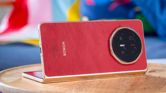 <b>Honor Magic V6 are o variantă roșu velvet cu gradient și finisaj ca de piele de căprioară (Teaser)</b>Târgul de tehnologie Mobile World Congress 2026 este pe cale să înceapă, iar printre expozanții care vor veni încărcați de noutăți în Barcelona se numără și Honor. Ei vor aduce un robot umanoid, telefonul robot cât și noul pliabil 