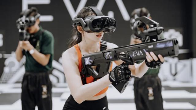 <b>Premii de multe mii de euro dacă te joci eSports în VR; Prima competiţie EVA VR începe la Bucureşti</b>De abia ne revenim după PGL-ul de la Cluj-Napoca şi deja ne pregătim de o competiţie nouă de gaming. E vorba despre prima competiţie de eSports în realitate virtuală din România, EVA VR. Va începe la Bucureşti şi segmentul e popular