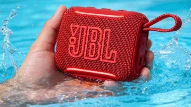 <b>JBL GO 5 debutează discret pe piața din China; Boxa bluetooth accesibilă aduce sunet Harman Acoustics, iluminare WINK, autonomie extinsă</b>JBL a prezentat discret noua boxă portabilă JBL GO 5, un model compact care continuă pe urmele popularei game. Vine însă cu câteva îmbunătățiri interesante la nivel de sunet și conectivitate. Dispozitivul păstrează formatul mic și pătrățos, ușor
