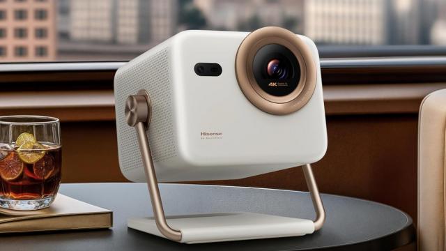 <b>La fix pentru meciurile de la Mondial, Hisense lansează M2SE Pro, cel mai mic şi uşor mini proiector 4K (Laser)</b>Hisense, unul dintre partenerii principali ai Cupei Mondiale FIFA din 2026 a anunţat lansarea celui mai uşor mini proiector portabil de pe piaţă. E vorba despre M2SE Pro, mini proiector portabil cu laser, cu rezoluţie 4K

