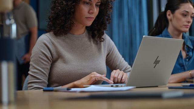 <b>Viitorul muncii este aici: HP introduce EliteBook 6 G2q și noua gamă AI pentru business</b>HP tocmai a prezentat cea mai nouă gamă de laptopuri și desktopuri pentru acest an, în cadrul HP Imagine 2026. Ele sunt concepute pentru a răspunde cerințelor tot mai complexe ale muncii hibride. În centrul atenției se află modelul HP EliteBook 6 G2q