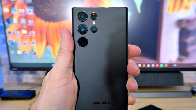 <b>Samsung trebuie să despăgubească utilizatori Galaxy S22 după limitarea performanței prin GOS; Instanța din Seul sancționează lipsa de transparență</b>Samsung obligată de instanță să despăgubească utilizatori Galaxy S22, potrivit PhoneArena, după ce a limitat performanța telefoanelor printr-o aplicație instalată implicit, fără a informa clar clienții. Decizia vine la finalul unui proces care a durat..