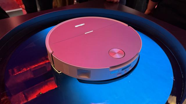 <b>Vibraţii ultrasonice la aspirator? Roborock Saros 20 Sonic inaugurează mop-ul Sonic</b>Pe lângă versiunea de aspirator robot Roborock Saros 20, care sare şi praguri de 8.8 cm, am văzut în Polonia varianta Saros 20 Sonic. Revoluţia e aici un sistem de vibraţii care face ca o lavetă şi o racletă să cureţe prin vibraţii podeaua

