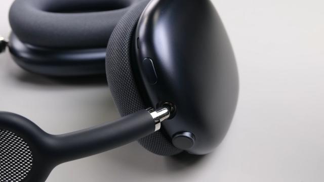 <b>AirPods Max 2 rămân blocate în trecut; teardown-ul confirmă probleme vechi la 549 dolari</b>Noile AirPods Max 2 de la Apple, lansate la un preț de aproximativ 549 dolari, au ajuns deja pe masa celor de la iFixit, iar concluziile nu sunt tocmai încurajatoare. Deși vorbim despre o generație nouă, analiza internă arată că produsul este, în mare