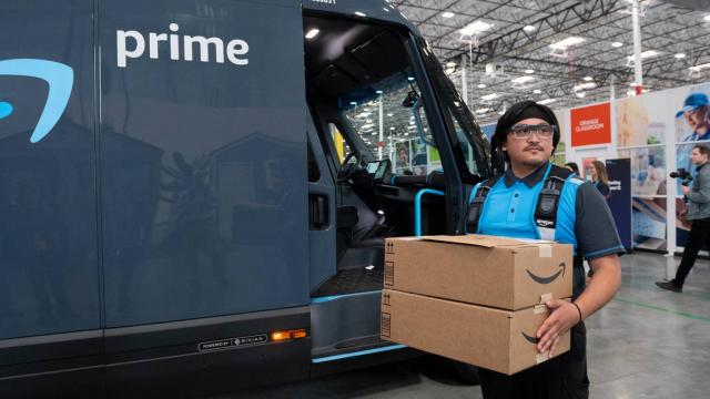 <b>Amazon introduce taxe mai mari pentru logistică; comenzile de produse ar putea deveni mai scumpe</b>Amazon ajustează costurile pentru comercianți, iar efectul nu va rămâne izolat în America de Nord. Compania introduce un supliment de 3,5% pentru serviciile logistice, pe fondul scumpirii transportului cauzate de tensiunile din Iran și creșterea prețului 