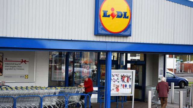 <b>Lidl intră agresiv în telecom; Vizează extinderea serviciilor mobile în 30 de piețe</b>Lidl intră agresiv în telefonia mobilă și țintește extinderea în până la 30 de piețe, într-o mutare care poate pune presiune directă pe operatorii telecom tradiționali. Nu mai este vorba de un test limitat, ci de o strategie clară de scalare a serviciului