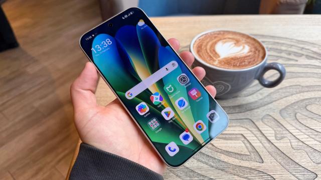 <b>HyperOS 4.0 primeşte integrare Leica la nivel de culori de UI şi design nou de interfaţă</b>Chiar dacă saltul grafic din HyperOS 3.0 a fost măricel, se pare că Xiaomi vrea încă unul. HyperOS 4.0 a primit o scăpare azi, care vorbeşte despre o schimbare de look, de interfaţă. Ea va primi un design nou şi integrare cu nuanţele