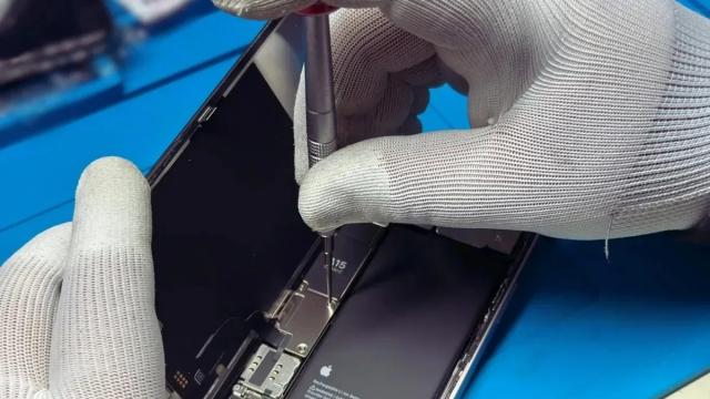 <b>Reguli noi pentru smartphone-uri în Europa; Adio baterii greu de schimbat din 2027</b>Uniunea Europeană pregătește o modificare importantă pentru piața de smartphone-uri, iar din 2027 producătorii vor fi obligați să regândească modul în care proiectează dispozitivele, în special în ceea ce privește bateria. Concret, noile reguli cer ca tel