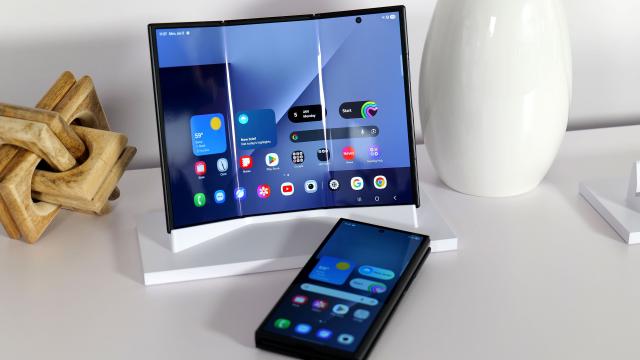 <b>Galaxy Z TriFold dispare de pe piață: experimentul Samsung ajunge la final</b>Samsung a decis să oprească oficial comercializarea modelului Galaxy Z TriFold, primul triplu-pliabil al companiei, lansat în ediție limitată. Stocul e acum complet epuizat în SUA, cât și în Coreea de Sud, compania confirmând că nu vor mai exista