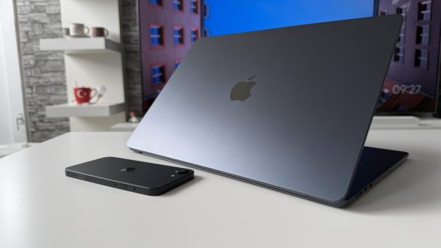 <b>Apple ar putea lansa primele CPU-uri sub 1nm pentru MacBook până în 2029; TSMC lucrează la un nou proces de litografiere</b>Industria semiconductorilor continuă să evolueze rapid, iar TSMC pare hotărâtă să împingă limitele tehnologiei dincolo de ceea ce părea posibil până recent. Potrivit celor mai noi informații, compania își propune să înceapă producția de test pentru