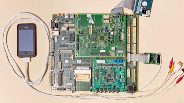 <b>Așa arată primul iPhone din lume, prototipul care a pornit revoluția smartphone-urilor (Video, interviu Tim Cook)</b>E un an special pentru Apple, întrucât compania marchează 50 de ani de existență și ne aflăm se pare la aproximativ 20 de ani de la debutul primului iPhone, telefonul care a revoluționat industria smartphone-urilor. În exclusivitate pentru cei