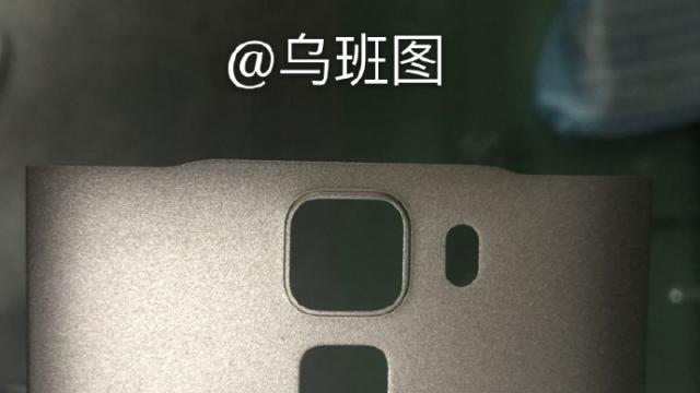 <b>Huawei Honor 7 Plus îşi dezvăluie spatele carcasei în noi imagini hands on</b>Săptăm&acirc;na trecută vă prezentăm c&acirc;teva imagini&nbsp;&icirc;n premieră cu noul phablet Huawei Honor 7 Plus, care va servi ca succesor lui Huawei Mate 7. Ei bine, azi avem noi imagini cu acelaşi device, sau mai bine zis cu partea din spate...
