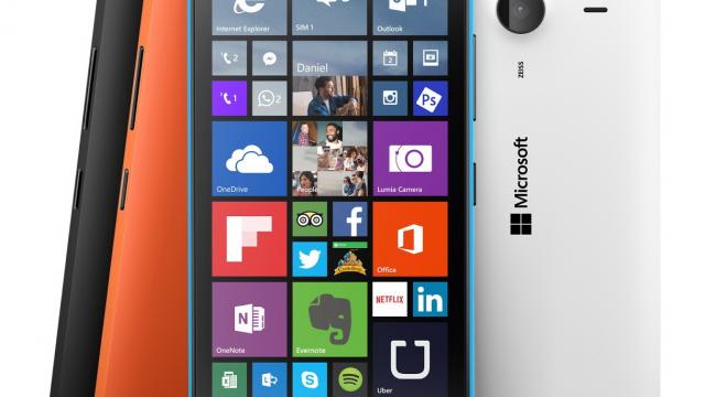 <b>Phablet-ul Microsoft Lumia 640 XL (3G) sosește în stocurile evoMAG.ro la un preț de 899 lei</b>Odată cu debutul lui Microsoft Lumia 640 de la MWC 2015, a sosit și o versiune mai mare a sa denumită 640 XL, telefon ce iată este disponibil &icirc;ncep&acirc;nd de astăzi și la noi &icirc;n țară prin intermediul celor de la evoMAG.ro. Prețul...