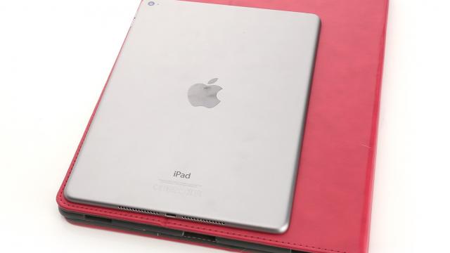 <b>Dimensiunile carcasei lui iPad Air Plus sunt comparate cu cele ale tabletei iPad Air de 9.7 inch</b>Un nou produs marca Apple ce ar putea debuta &icirc;n vară sau cel mai t&acirc;rziu &icirc;n toamnă, este și iPad Air Plus / Air Pro, o tabletă de 12.9 inch destinată &icirc;n special mediului business. După numeroase fotografii cu huse pregătite...