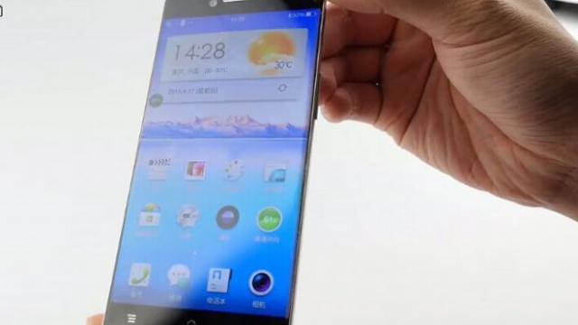 <b>Tehnologia de refracție a luminii integrată pe display-ul lui Oppo R7 este prezentată într-un clip hands-on</b>Oppo R7 este un smartphone despre care am tot vorbit zilele acestea, device ce adoptă o tehnologie foarte interesantă a display-ului. Mai precis, acest telefon are parte de un display care folosește optica și refracția luminii pentru a da impresia...