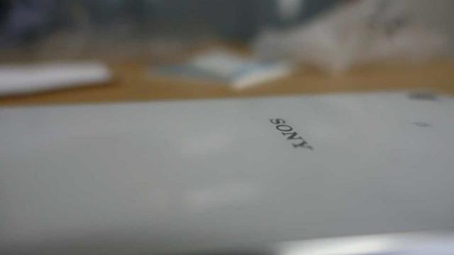 <b>Iată o primă imagine cu Sony Xperia Z5 şi câteva detalii despre dotări şi lansare</b>La &icirc;nceputul acestei săptăm&acirc;ni se lansa Sony Xperia Z4, apărut &icirc;n Japonia &icirc;n cadrul unui eveniment oficial şi urm&acirc;nd o serie de zvonuri legate de Xperia Z5 apărute recent. Azi vedem şi o primă imagine cu spatele lui...