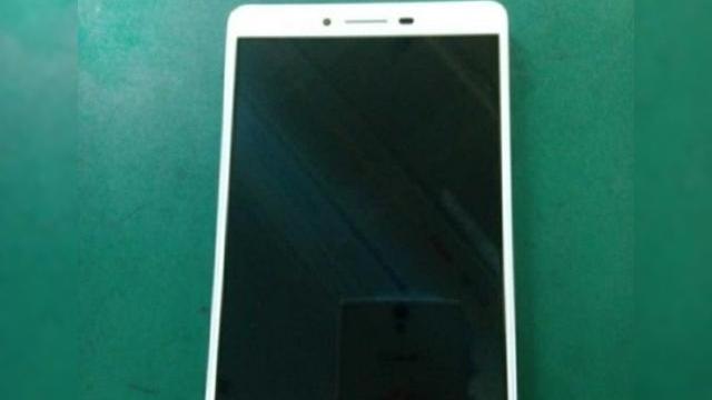 <b>Oppo R7 Plus este încă un model nou, ce ar urma să sosească pe 20 mai; Iată o primă imagine</b>Ştiam deja de existenţa lui Oppo R7, un telefon cu ecran edge to edge şi iată că acum aflăm de un aşa numit Oppo R7 Plus, o versiune derivată de R7, dar care aduce şi margini ale ecranului. Mai jos putem vedea şi o primă imagine cu Oppo R7...