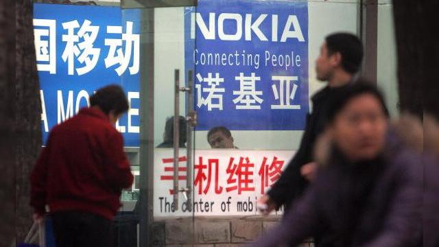 <b>Şeful Nokia China confirmă revenirea companiei în segmentul Mobile în 2016, cu Android ca soluţie principală</b>&Icirc;n cadrul unui interviu acordat recent, şeful Nokia China, Mike Wang ar fi spus presei că Nokia va folosi un centru de cercetare şi dezvoltare din Sichuan pentru a produce telefoane Android la anul. Astfel, se confirmă speculaţiile din ultimele...