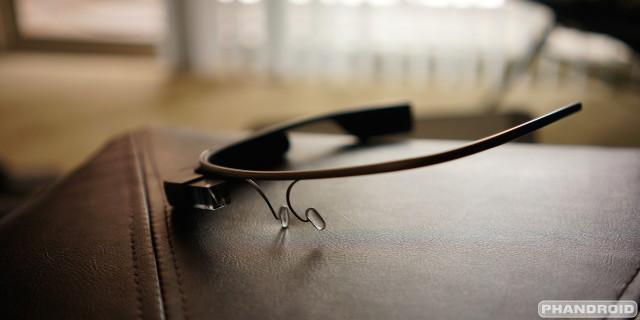 <b>Google Glass 2 va sosi în curând, conform unui partener Google; Se lucrează deja şi la versiunea 3</b>Cu un an &icirc;n urma Google &icirc;şi anunţa parteneriatul cu brandul italian de ochelari Luxottica, care printre altele are şi Ray-Ban &icirc;n portofoliu. Ei bine, astăzi Luxottica ne dezvăluie detalii despre planurile viitoare legate de Google...