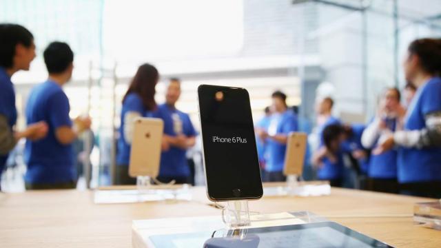 <b>Apple vinde mai multe iPhone-uri în China decât în țara de origine; cifrele din trimestrul 2 indică livrarea a peste 18 milioane de telefoane pe piața chineză</b>Un nou raport dezvăluit astăzi de către Bloomberg ne oferă c&acirc;teva detalii despre cifrele Apple pentru cel de-al doilea trimestru ce va lua sf&acirc;rșit pe 28 martie. Aflăm că pentru prima dată &icirc;n istorie, v&acirc;nzările de terminale...