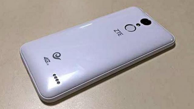 <b>ZTE B880, telefon midrange cu scanner pentru amprente primeşte prima fotografie hands-on</b>De-a lungul acestei luni am descoperit diferite informaţii despre un handset nou şi interesant, pe numele său ZTE B880. Acesta este un model midrange, care aduce conectivitate 4G LTE, dar şi un scanner pentru amprente plasat în spate. Ei bine,...