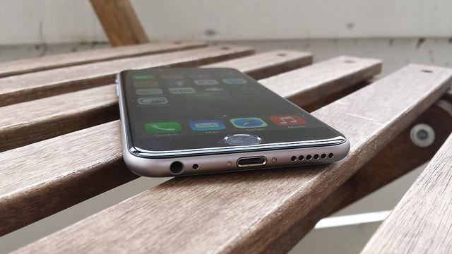 <b>Peste 60 de milioane de modele iPhone 6 vor fi livrate în trimestrul 2 al acestui an, conform producătorilor din Taiwan</b>Apple &icirc;şi continuă evoluţia bună, urm&acirc;nd să depăşească 60 de milioane de unităţi iPhone 6 şi iPhone 6 Plus livrate &icirc;n trimestrul 2 al acestui an. Aceasta predicţie vine de la partenerii producători de componente din Taiwan....