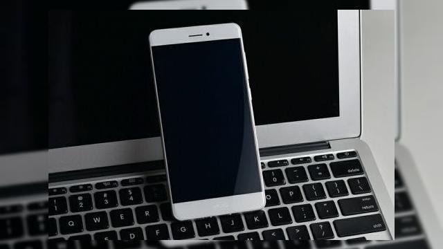 <b>VIVO X5 Pro se lasă admirat în noi fotografii; telefonul vine cu port USB Type-C și senzor de amprente</b>Chinezii nu &icirc;ncetează să ne uimească din punct de vedere tehnologic, iar Vivo X5 Pro este un nou exemplu de astfel de produs. Deși la prima vedere telefonul &icirc;n cauză pare destul de obișnuit, așa cum am aflat anterior, acesta va aduce un...