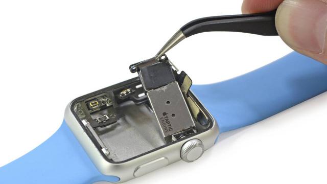 <b>Apple Watch se confruntă cu "TattooGate" şi cu probleme ale motorasului taptic</b>Nici o lansare Apple fără zvonuri, probleme şi c&acirc;te un "Gate"! Azi aflăm că există un aşa numit "TattooGate" asociat lui Apple Watch, care aparent nu poate folosi senzorii de pe spate corect la &icirc;ncheietura celor care au tatuaje. &nbsp;...