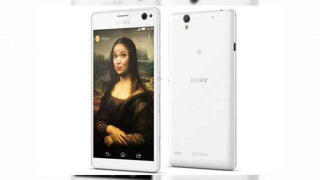 <b>Sony anunță oficial smartphone-ul Xperia C4; telefon destinat iubitorilor de fotografii selfie ce vine cu bliț frontal</b>După o serie de imagini scăpate pe web acum ceva timp, astăzi compania japoneză Sony anunță lansarea modelului Xperia C4, un smartphone destinat iubitorilor de fotografii selfie ce sosește și cu bliț frontal. La fel ca și predecesorul său,...
